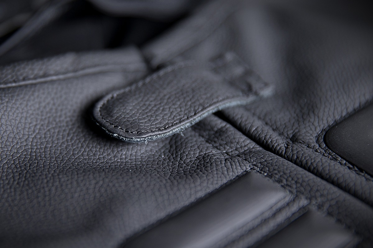 D30 Leather Vest - Black Men's 2XL/3XL - Click Image to Close