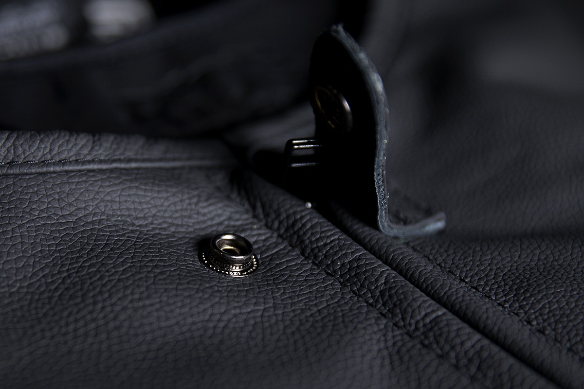 D30 Leather Vest - Black Men's L/XL - Click Image to Close