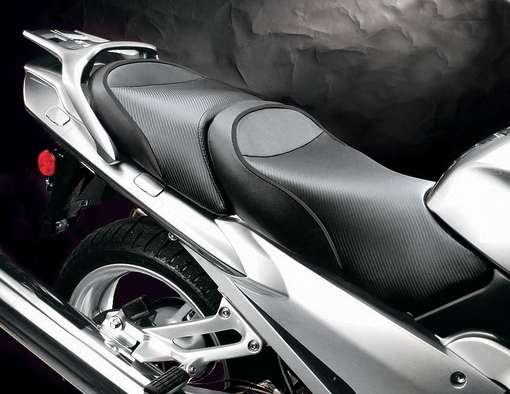 World Sport Performance Plain CarbonFX Vinyl 2-Up Seat - For Yamaha FJR1300 - Click Image to Close