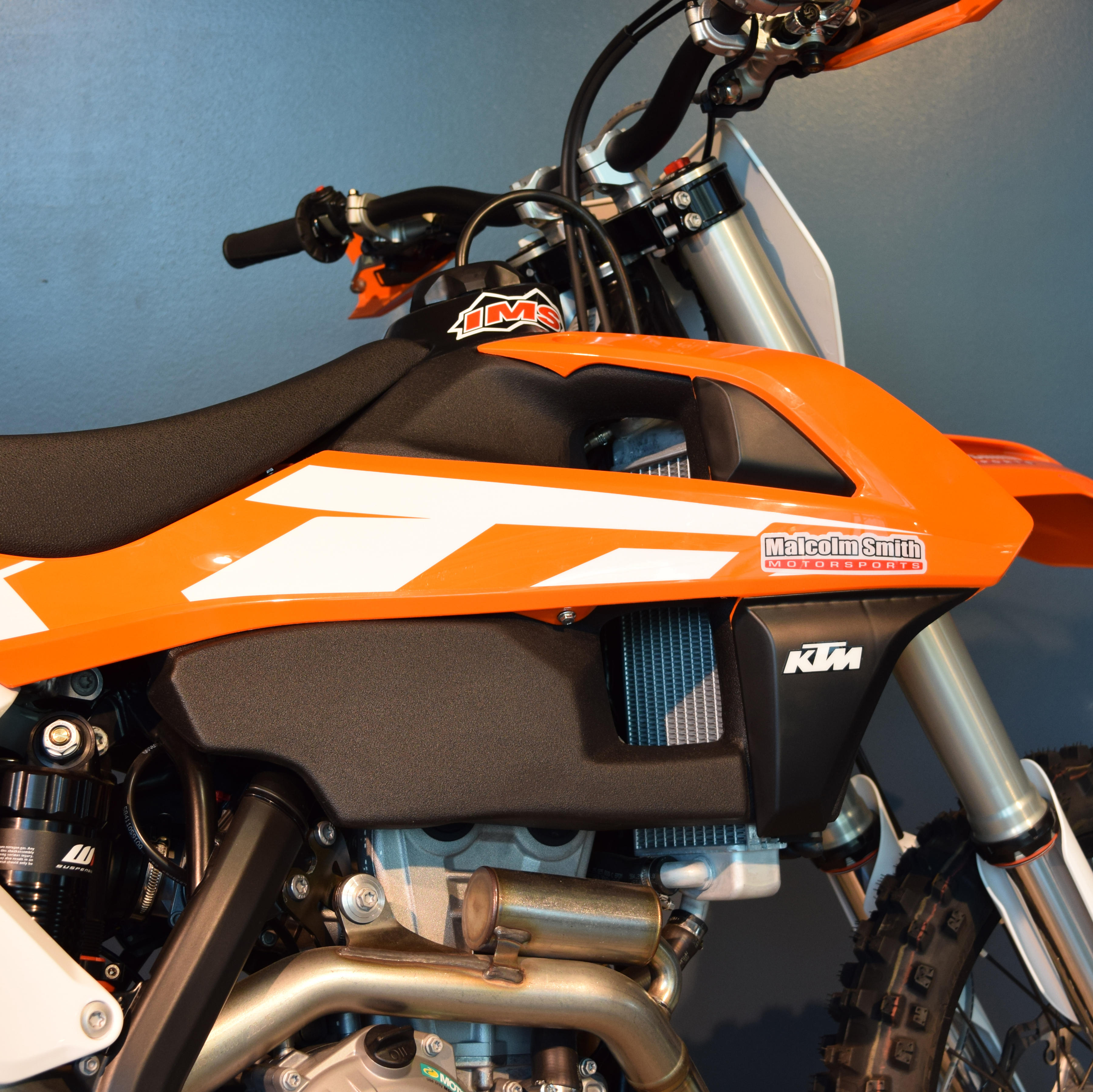 Large Capacity Fuel Tank Black 4.5 Gallon - For 17-19 KTM 450/500 EXCF - Click Image to Close